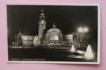 Ansichtskarte Foto AK Wiesbaden 1941 Hauptbahnhof Nachtaufnahme Brunnen Architektur Ortsansicht Hessen